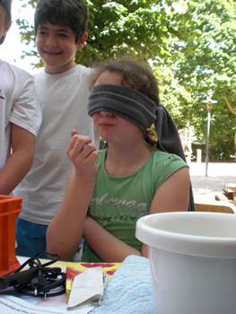 2010_schulfest_11_schmecken