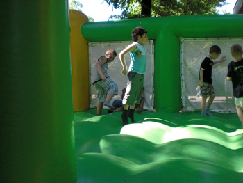2010_schulfest_36_huepfburg