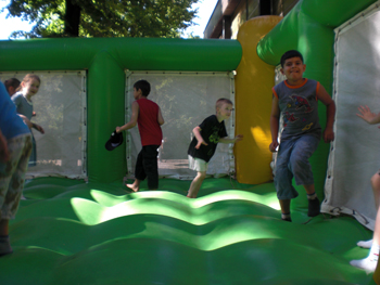 2010_schulfest_37_huepfburg