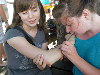 2010_schulfest_47_schminken
