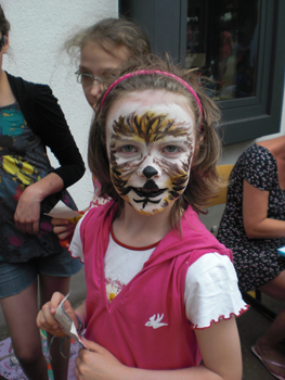 2010_schulfest_50_schminken